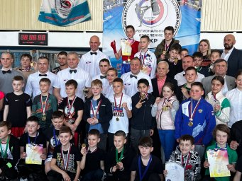 На Первенстве ДНР по кикбоксингу среди юношей и девушек было разыграно 60 комплектов наград