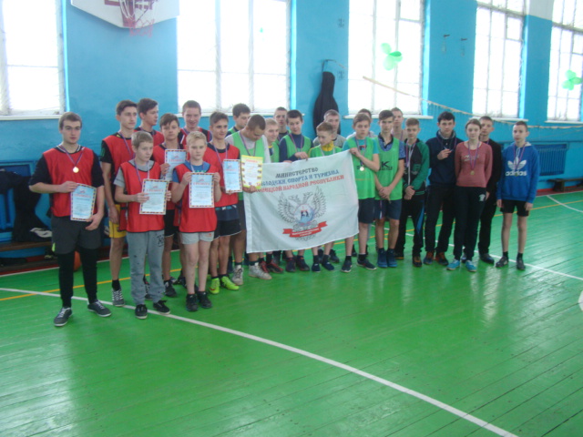 В Шахтерске почтили память учителя физкультуры соревнованиями по баскетболу