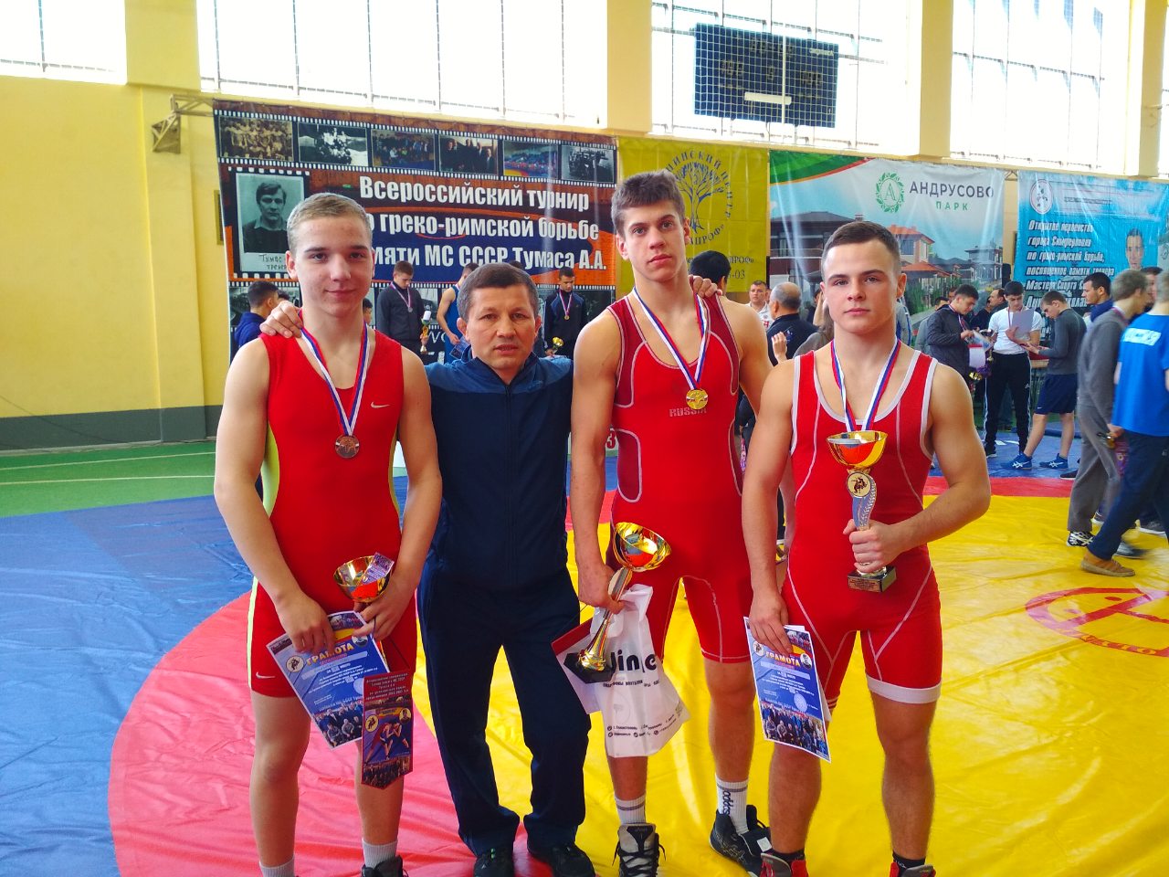 Четыре медали завоевали борцы греко-римского стиля на соревнованиях в Симферополе