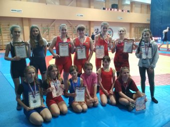 Женская сборная ДНР завоевала 10 медалей на турнире по вольной борьбе в России