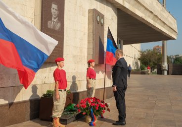Александр Ананченко возложил цветы к мемориальной доске имени Первого Главы ДНР
