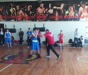 Легенда бокса Денис Лебедев провел тренировку в Донецке