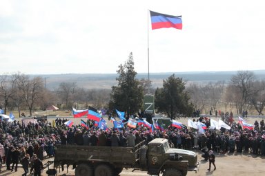«С нами Россия, победа будет за нами!»: Денис Пушилин и гости из РФ приняли участие в митинге в Гранитном