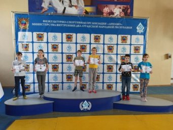 Спортсмены ДНР взяли медали зимнего первенства по скалолазанию в Луганске