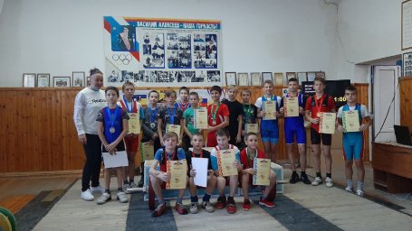 Тяжелоатлеты пополнили спортивную копилку ДНР медалями