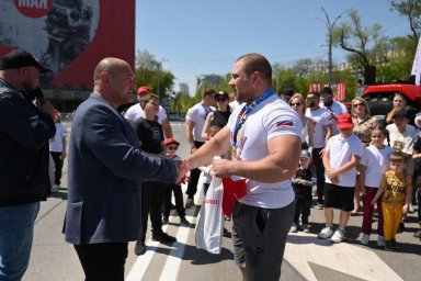 Богатырь из Макеевки Владислав Дука победил на межрегиональном турнире по стронгмену "Кубок Победы"