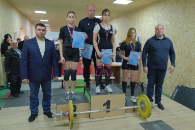 В ДНР стартовали соревнования по тяжелой атлетике