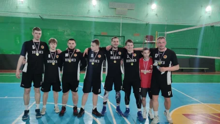 В Енакиево прошёл турнир по волейболу среди мужских команд