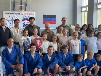 В школе Комсомольского ДНР открыли спортзал для занятий самбо
