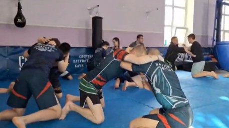 Для юных спортсменов Старобешевского района провел тренировку знаменитый российский боец