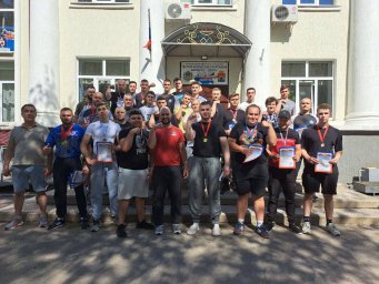 Определены самые сильные мужчины в армрестлинге