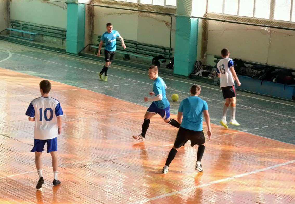Турнир по мини-футболу среди сельских районов собрал в Амвросиевке 30 спортсменов со всего Донбасса