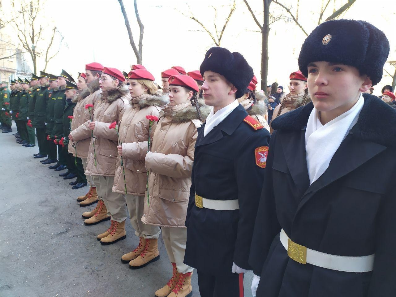 Юнармейцы приняли участие в параде для ветеранов Донецка