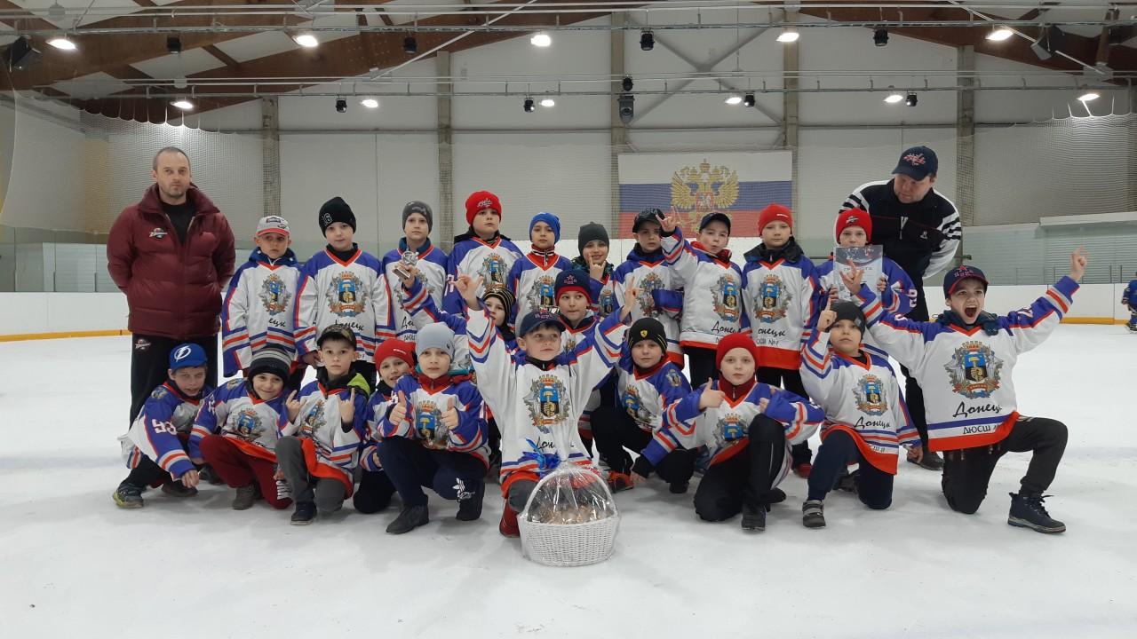 Юные спортсмены Донецка стали бронзовыми призерами турнира по хоккею с шайбой в России