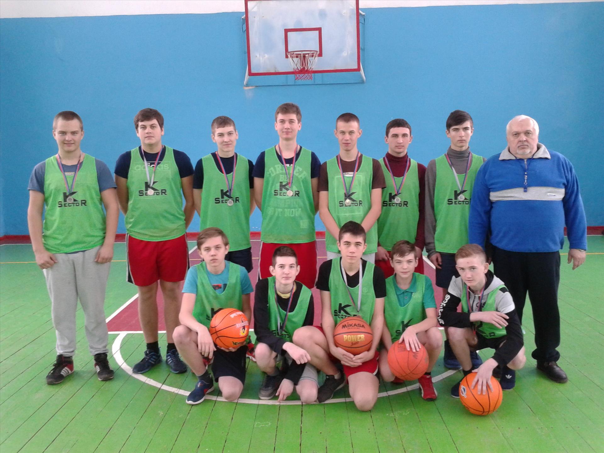 ОШ №18 города Шахтерска стала первой в соревнованиях по баскетболу