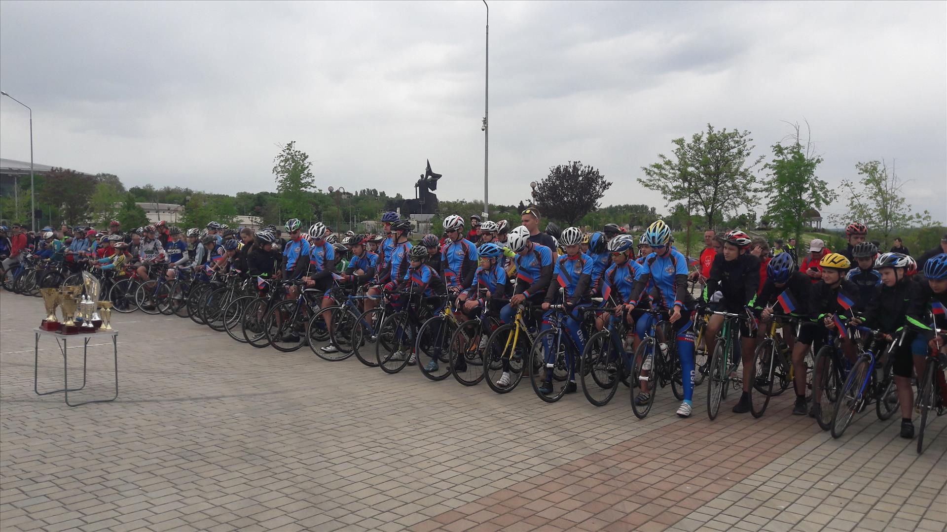 Порядка 900 велосипедистов со всего Донбасса собрались в Донецке в честь Дня Республики