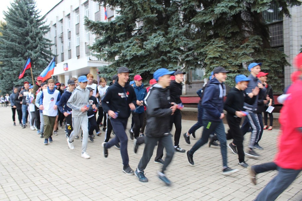 День флага ДНР в Шахтерске отметили легкоатлетическим забегом