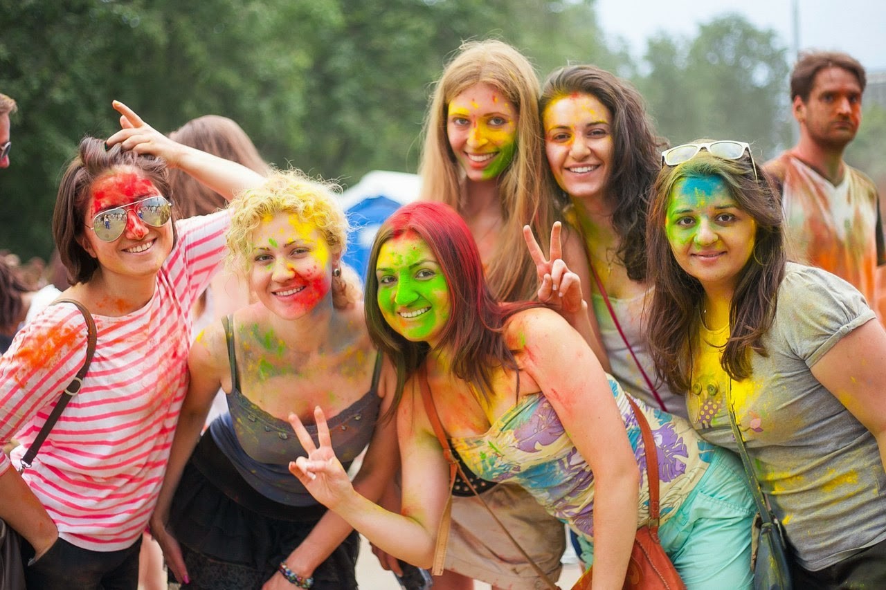 Молодежь ДНР и подконтрольных Киеву территорий приняла участие в фестивале красок в Ясиноватой