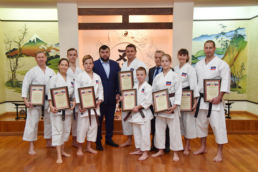 Глава ДНР Денис Пушилин посетил тренировку победителей Кубка мира по карате KWF