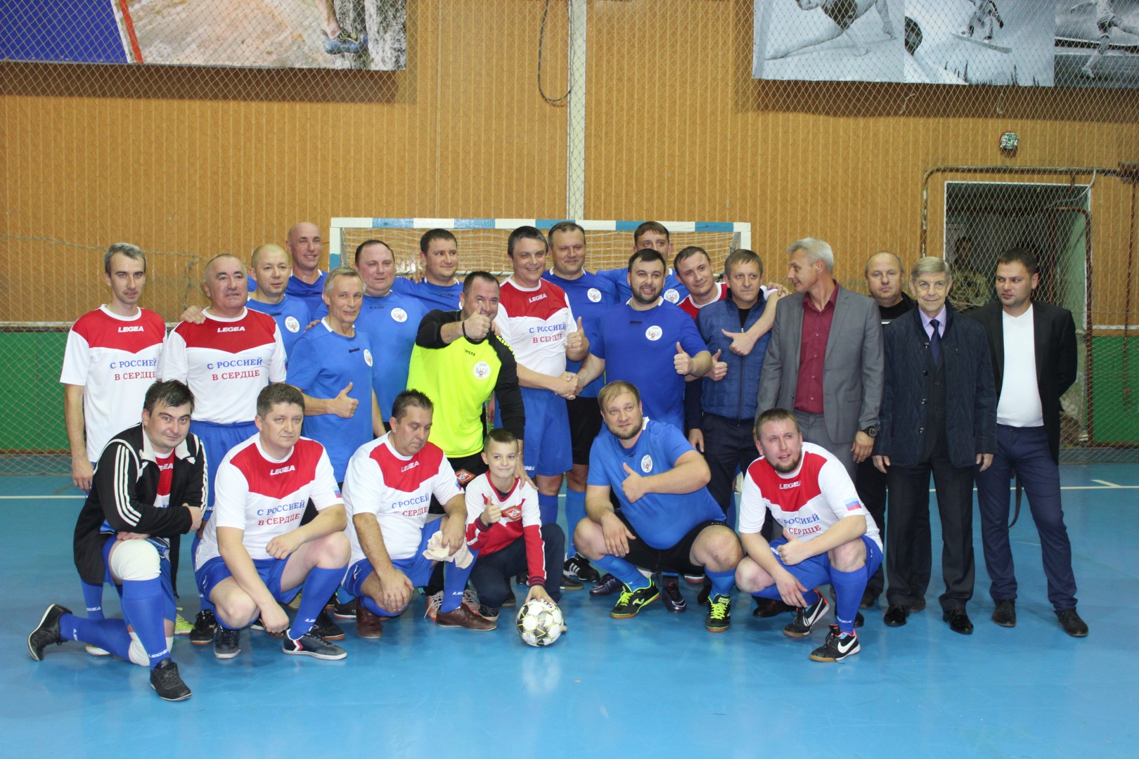 В столице ДНР прошел футбольный матч между командами правительств ДНР и ЛНР