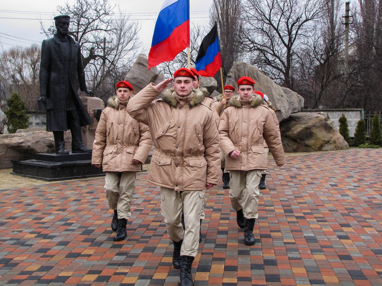 Юнармия ДНР провела патриотическую акцию ко Дню флага ДНР