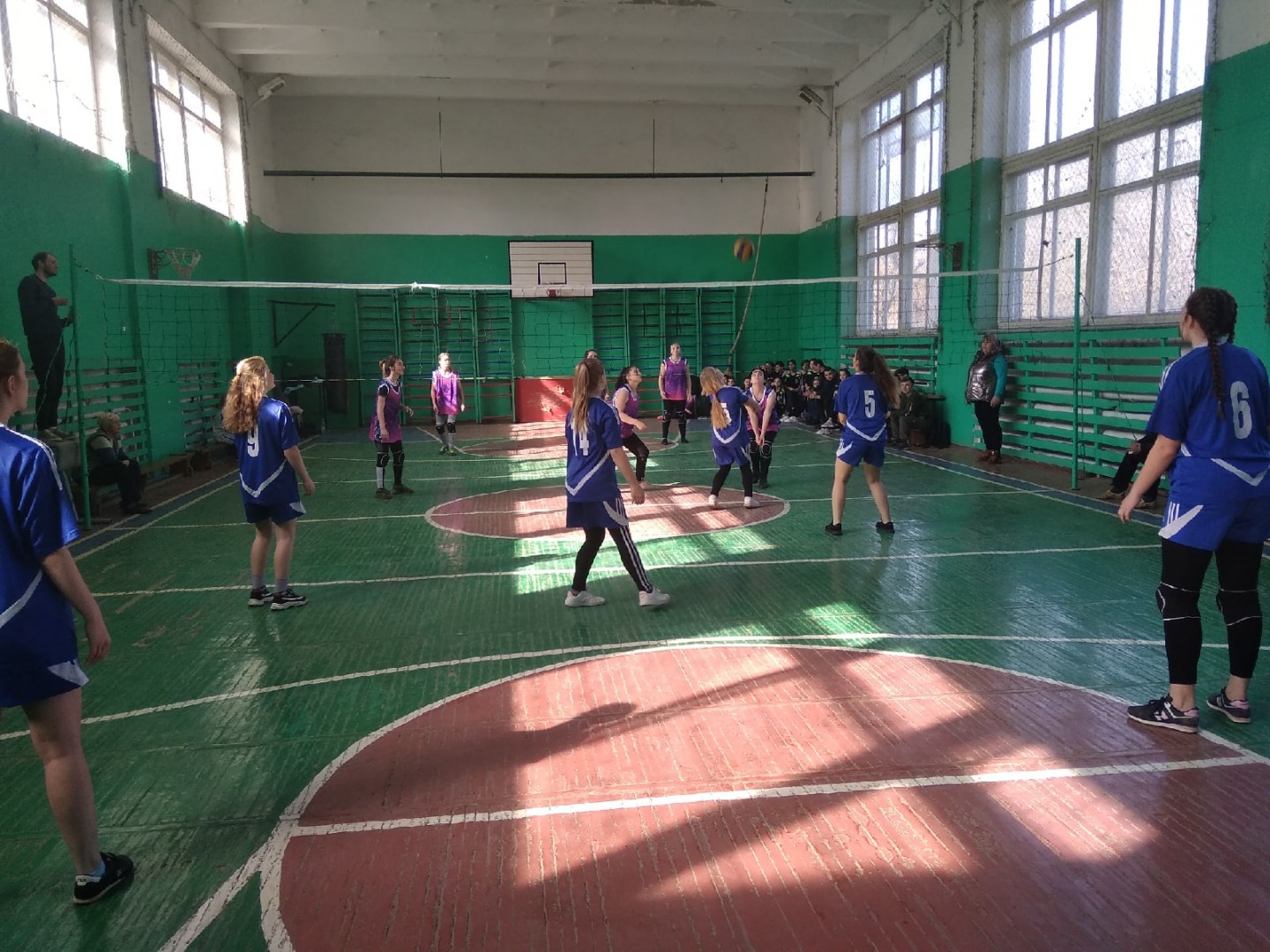 В Новоазовске состоялись районные соревнования по волейболу