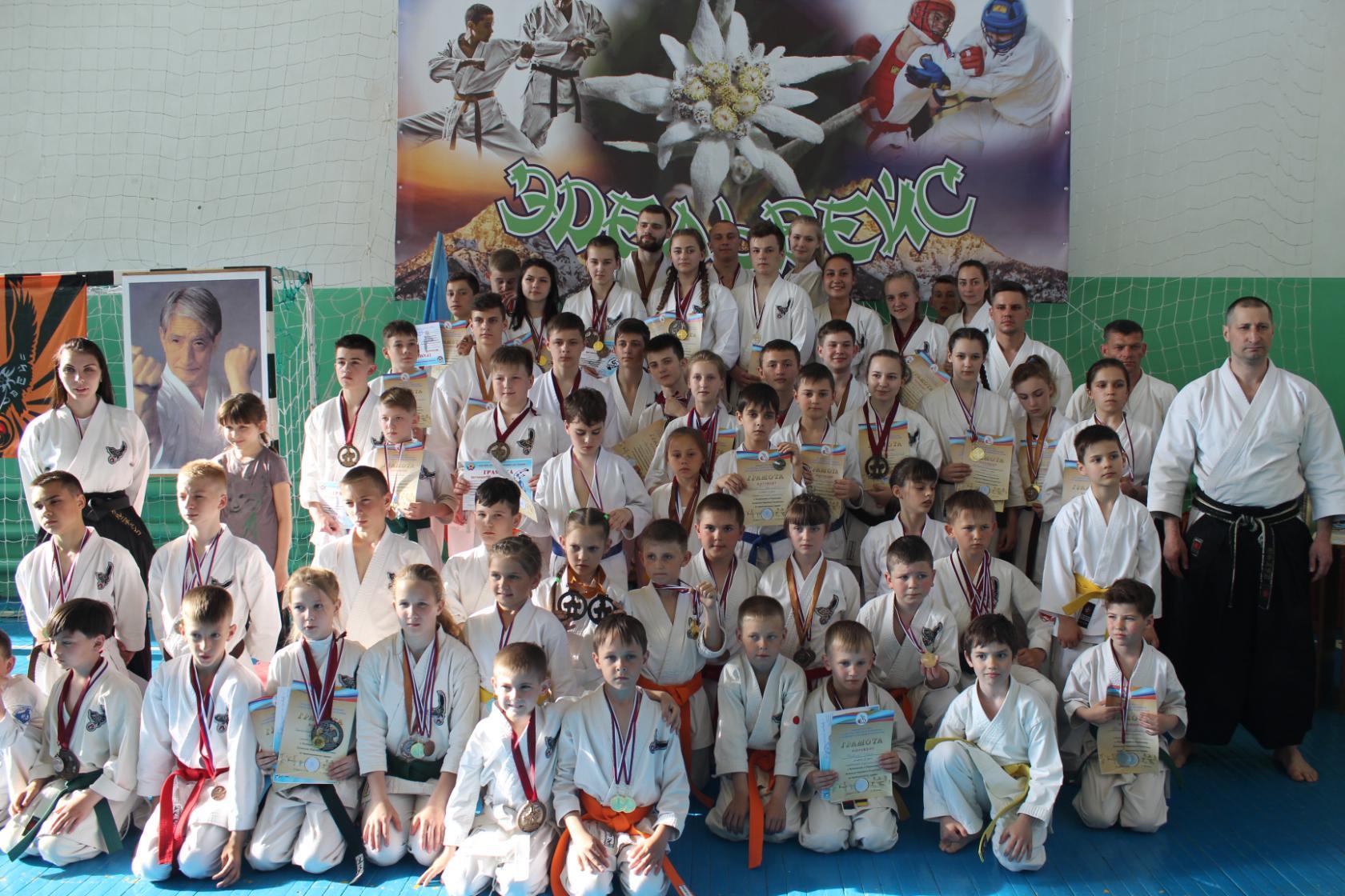Каратисты Республики завоевали на соревнованиях в Лутугино 29 медалей