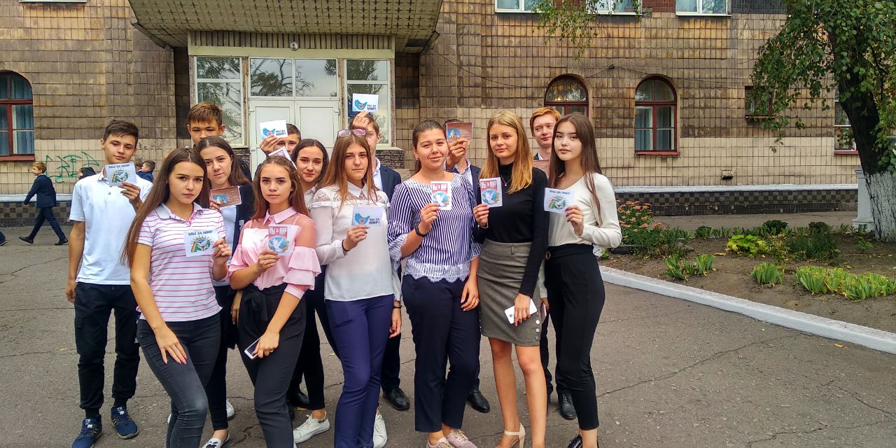В Енакиево прошла патриотическая акция «Мы за мир»