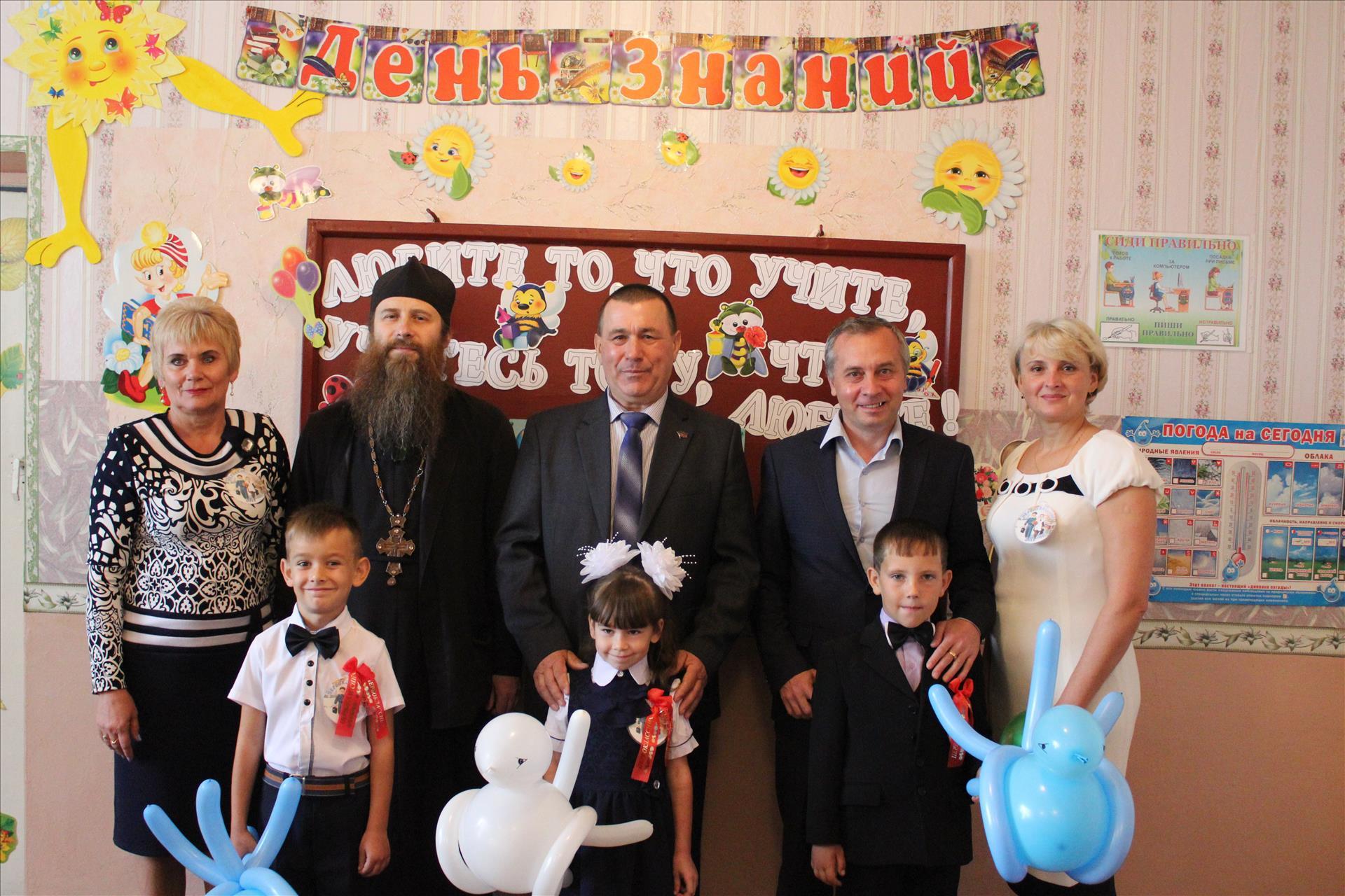 Михаил Мишин поздравил школьников Амвросиевского района с началом учебного года
