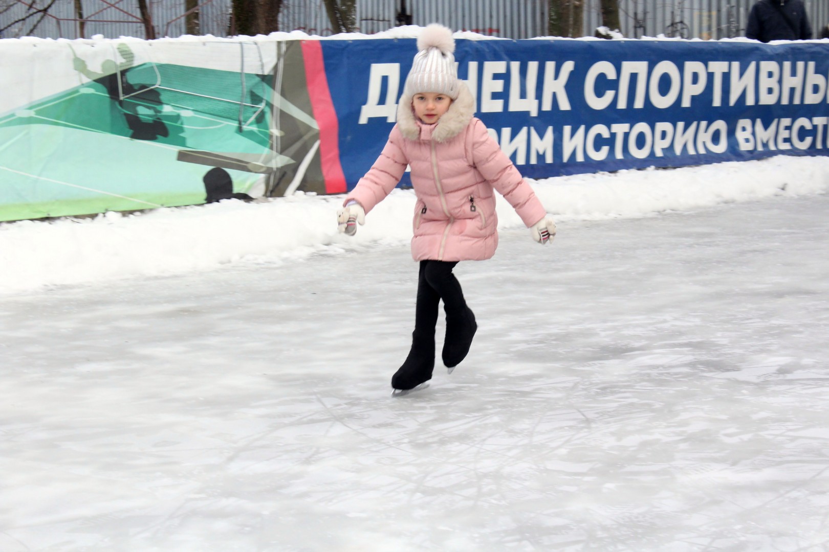 В ДНР продолжается открытие ледовых площадок под открытым небом