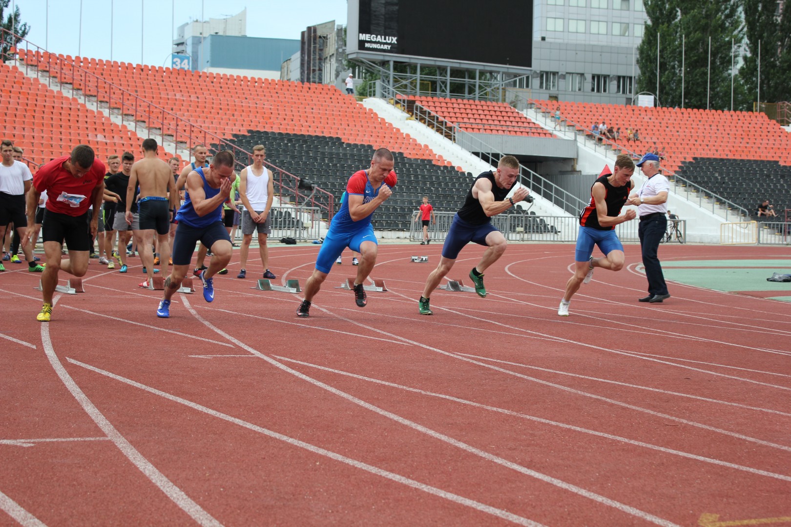 Более 400 легкоатлетов всего Донбасса приняли участие в чемпионатах и первенствах ДНР