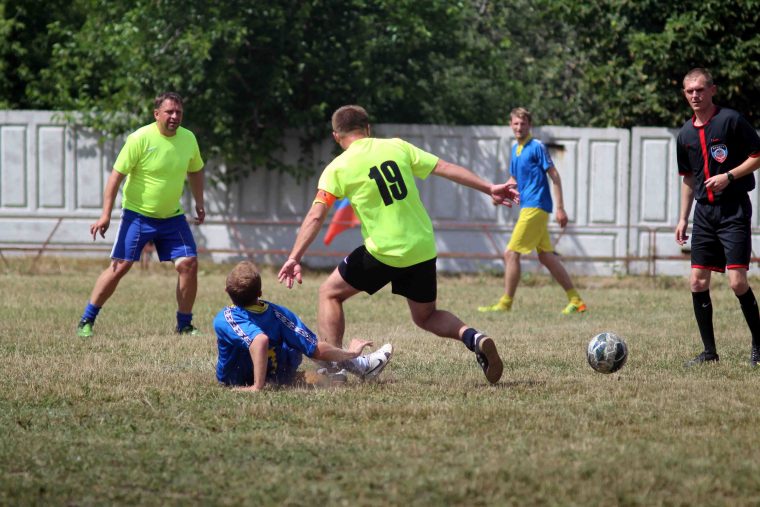 Футбольный матч в Ясиноватой объединил спортсменов Донбасса