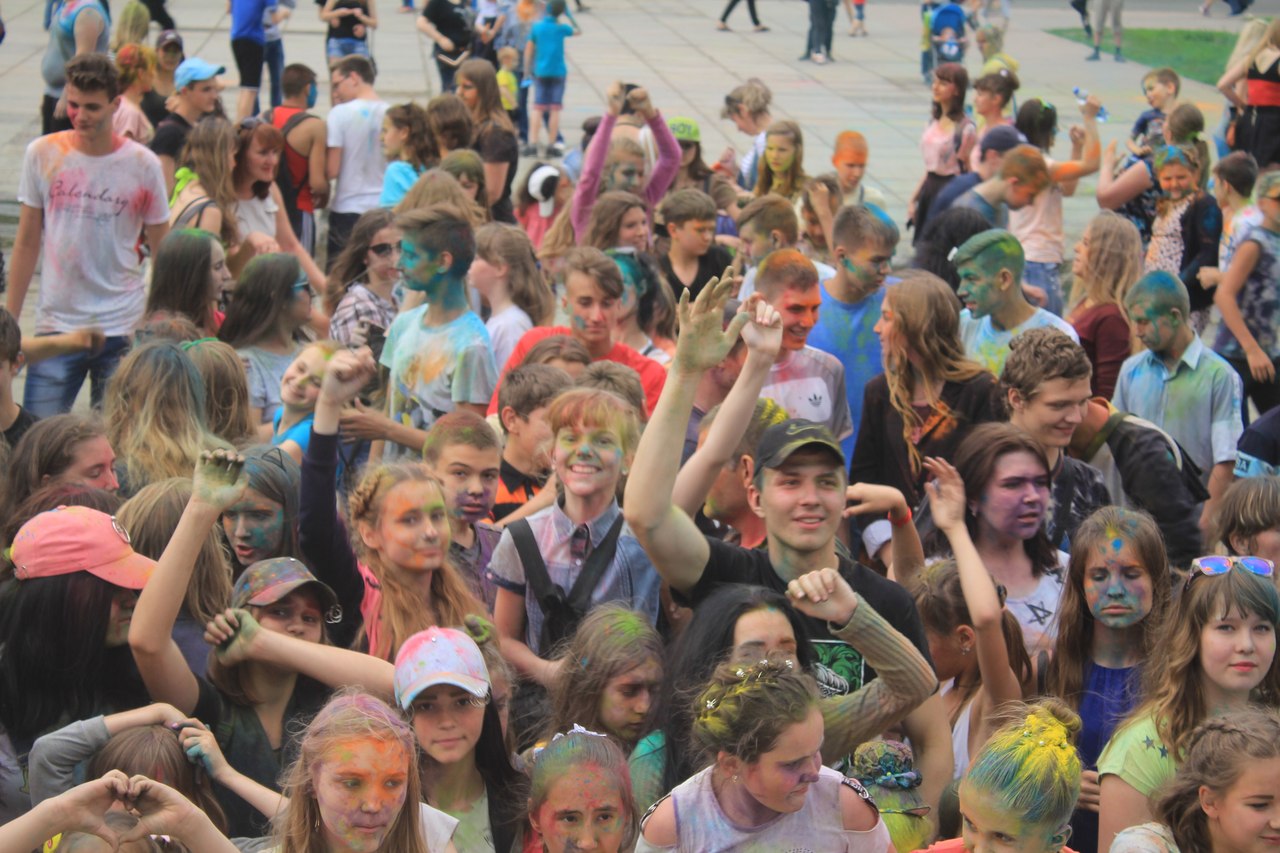 Фестиваль красок в ДНР собрал сотни жителей Донбасса