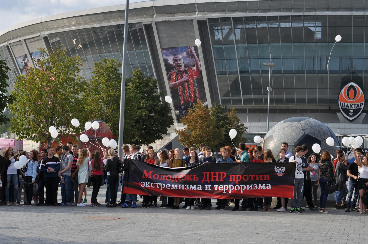 Жители Донбасса провели акцию солидарности в борьбе с терриризмом