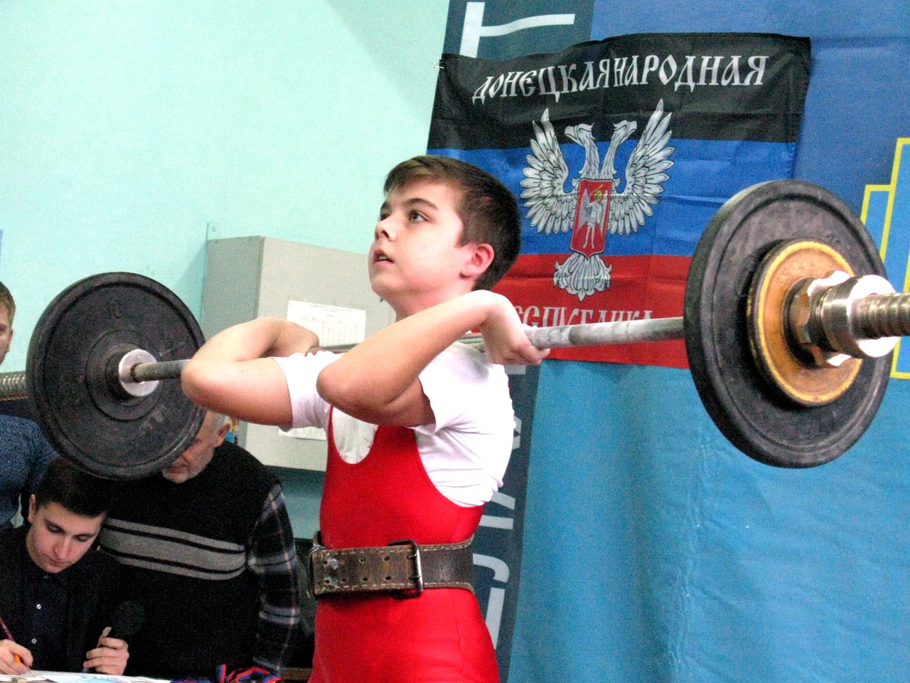 В Донецке состоялось первенство ДНР по тяжелой атлетике среди юношей и девушек