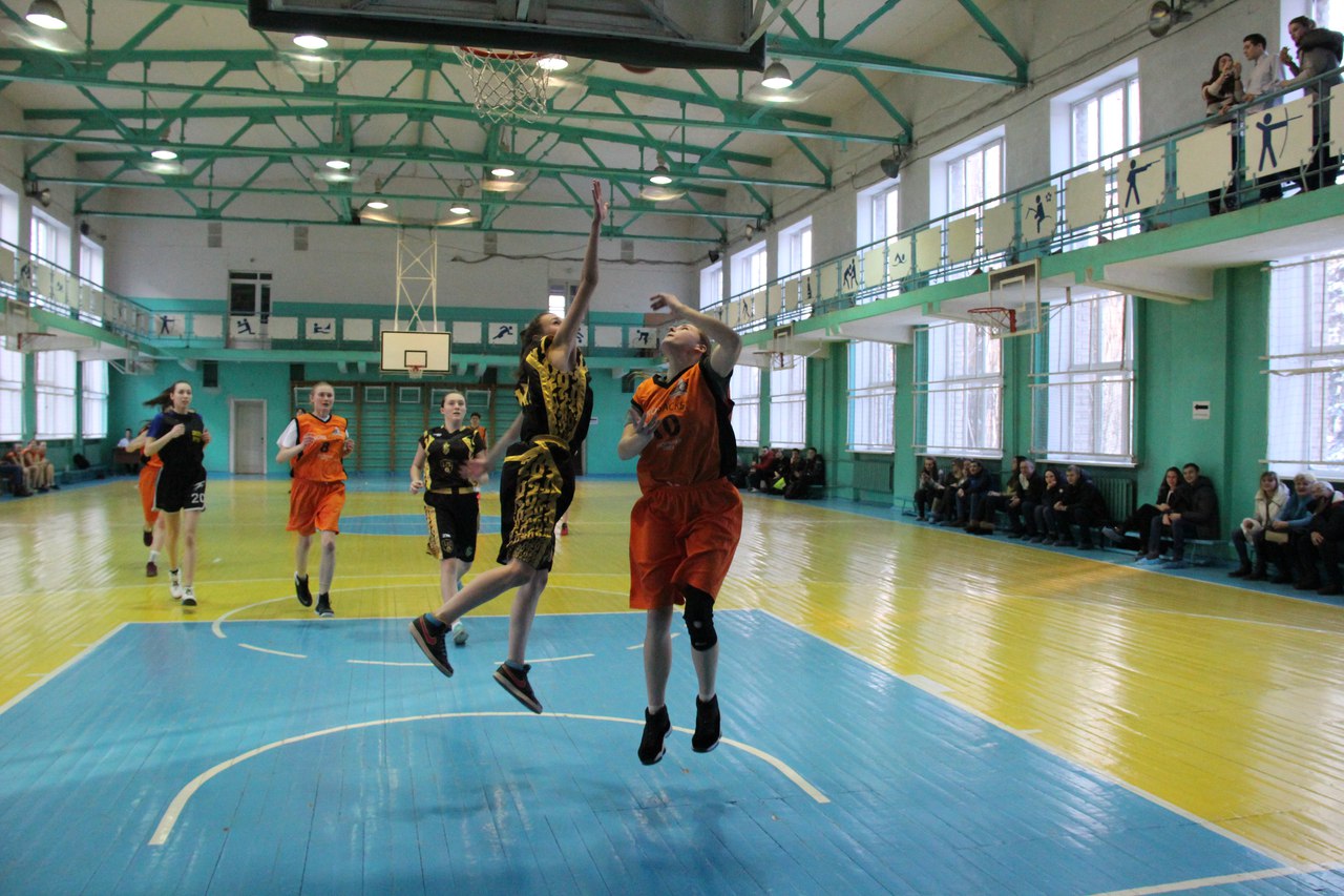 В Донецке проходит городской чемпионат по баскетболу среди женских команд