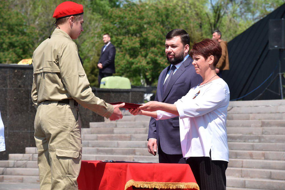 Глава ДНР Денис Пушилин вручил знамя «Молодой гвардии - Юнармии»