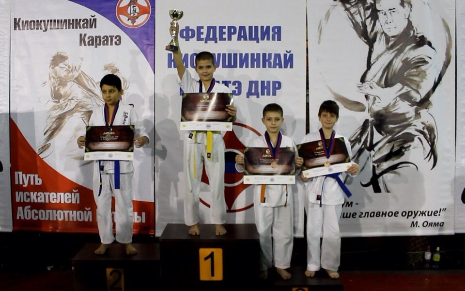 Команда из Красного Луча стала победителем турнира по киокушинкай каратэ в Донецке