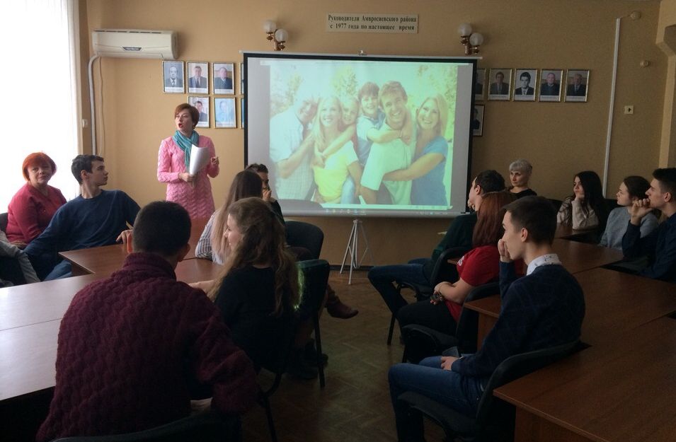 Круглый стол в Амвросиевке объединил молодежь Донбасса