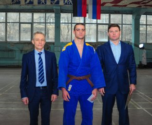 Федерация дзюдо ДНР наградила спортсмена и его тренера за выступление на соревнованиях в России