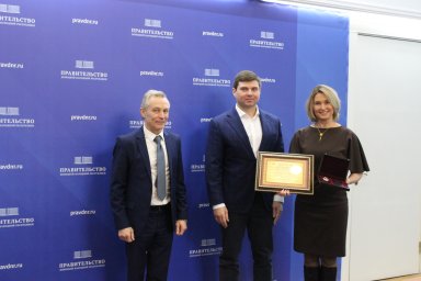 Владимир Антонов вручил тренерам Республики заслуженные награды