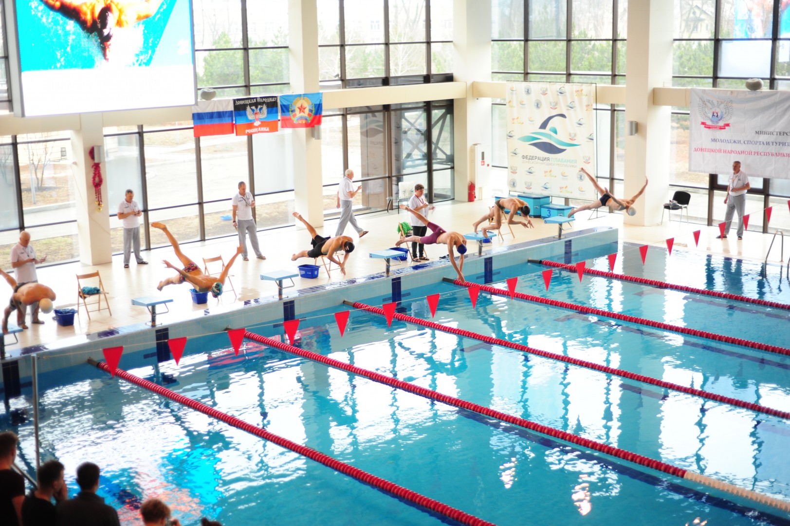 Итоги работы за год, соревнования, чествования: чемпионат и первенство ДНР по плаванию стартовали в Донецке