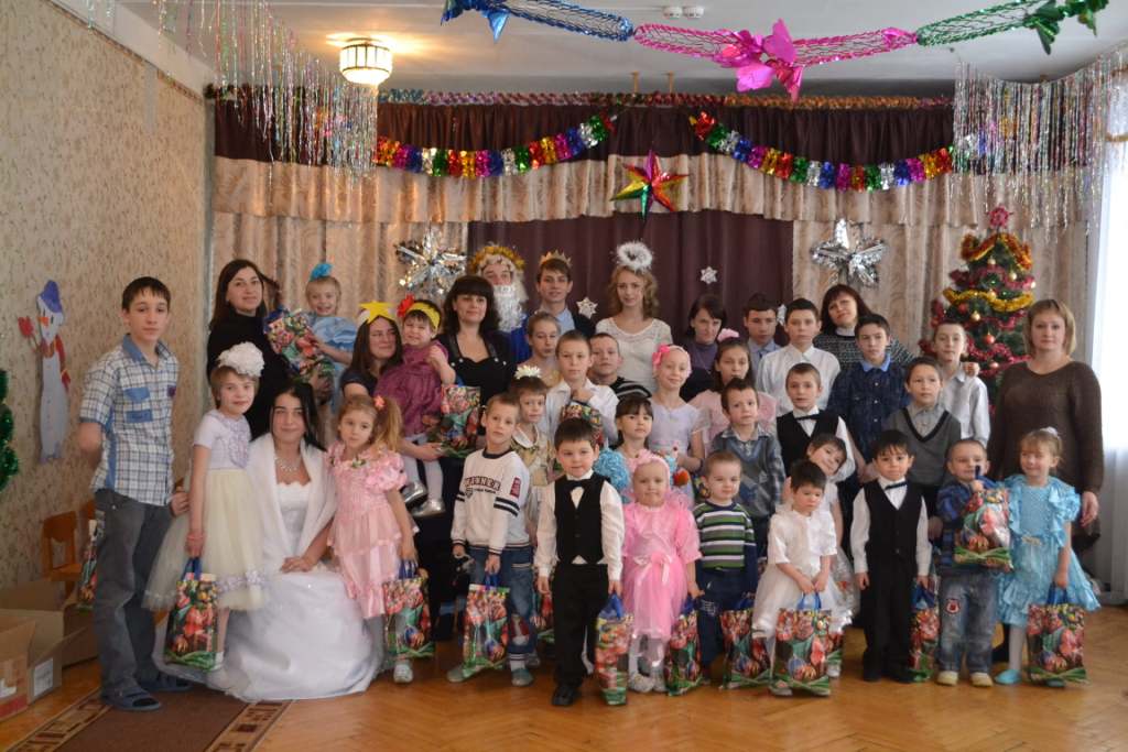 Молодежь Шахтерска посетила детский социальный центр