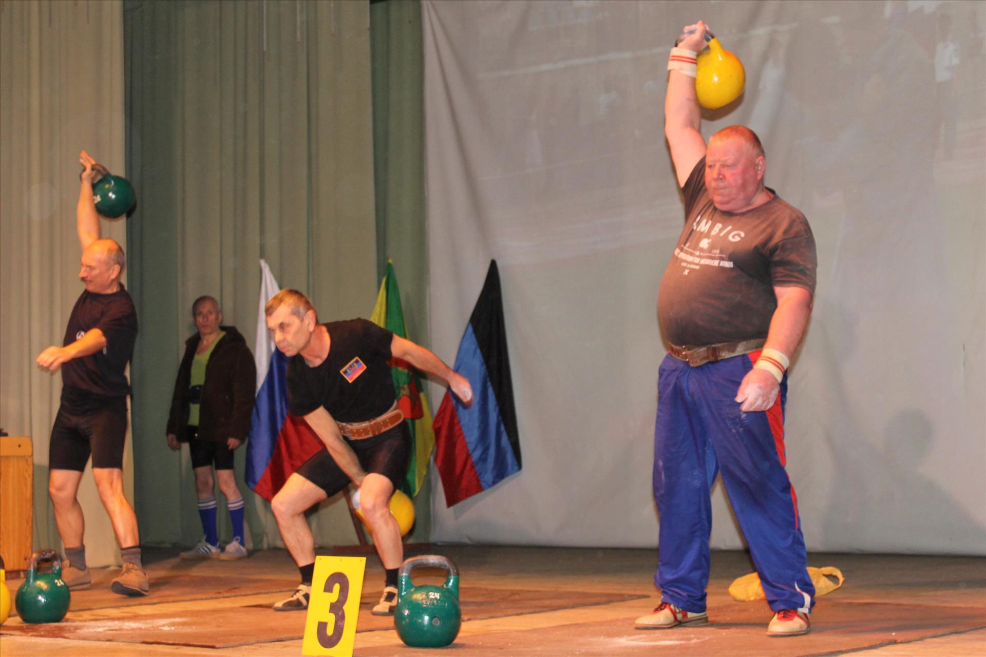 В Докучаевске прошел турнир по гиревому спорту среди ветеранов
